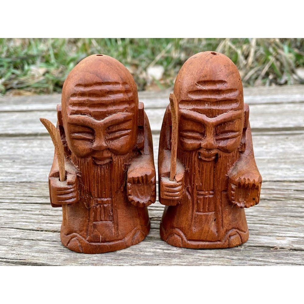 Vintage Carved Wood Asian Man with cane Salt and Pepper shakers - Picture 10 of 11